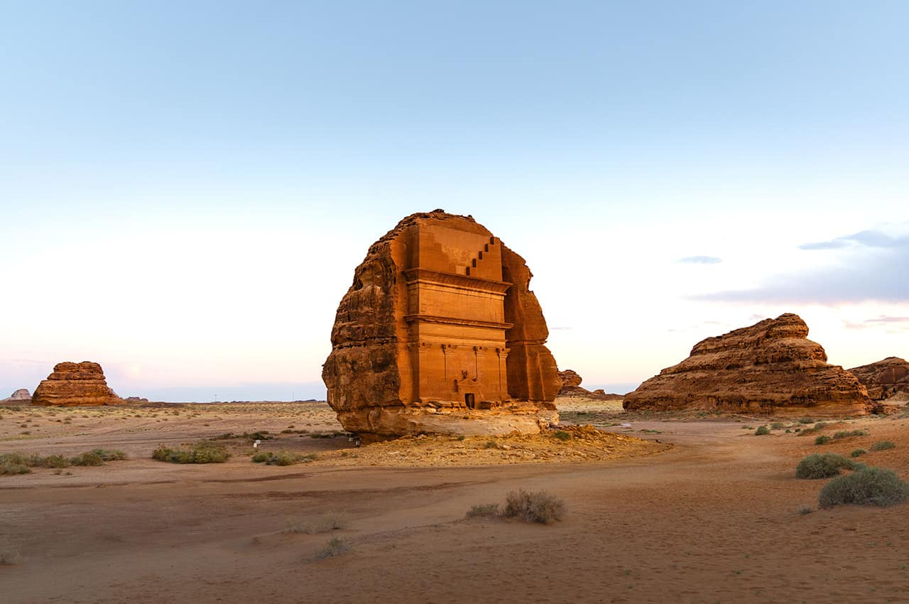 Arabia saudita tumbas no deserto de alula shutterstock