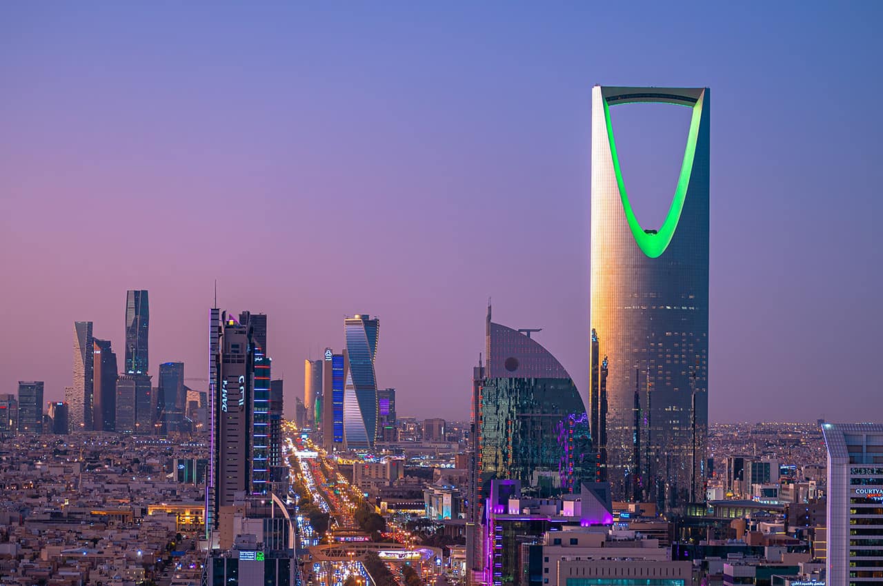 Arabia saudita vista de riade por do sol shutterstock