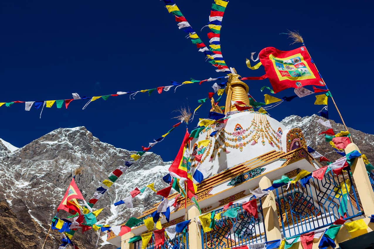 Bandeiras com orações Templo do Sol Himalaia