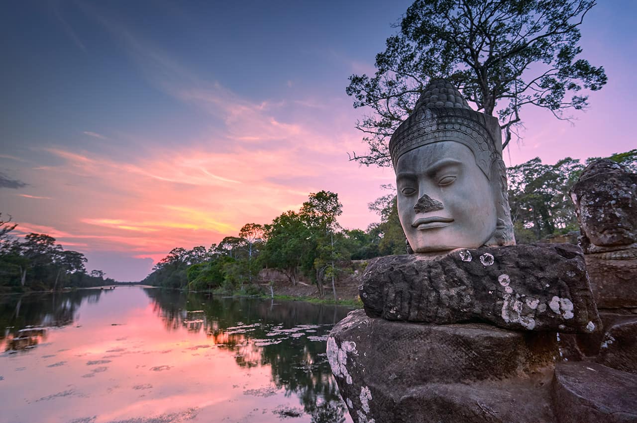 Escultura no exterior de Angkor Wat