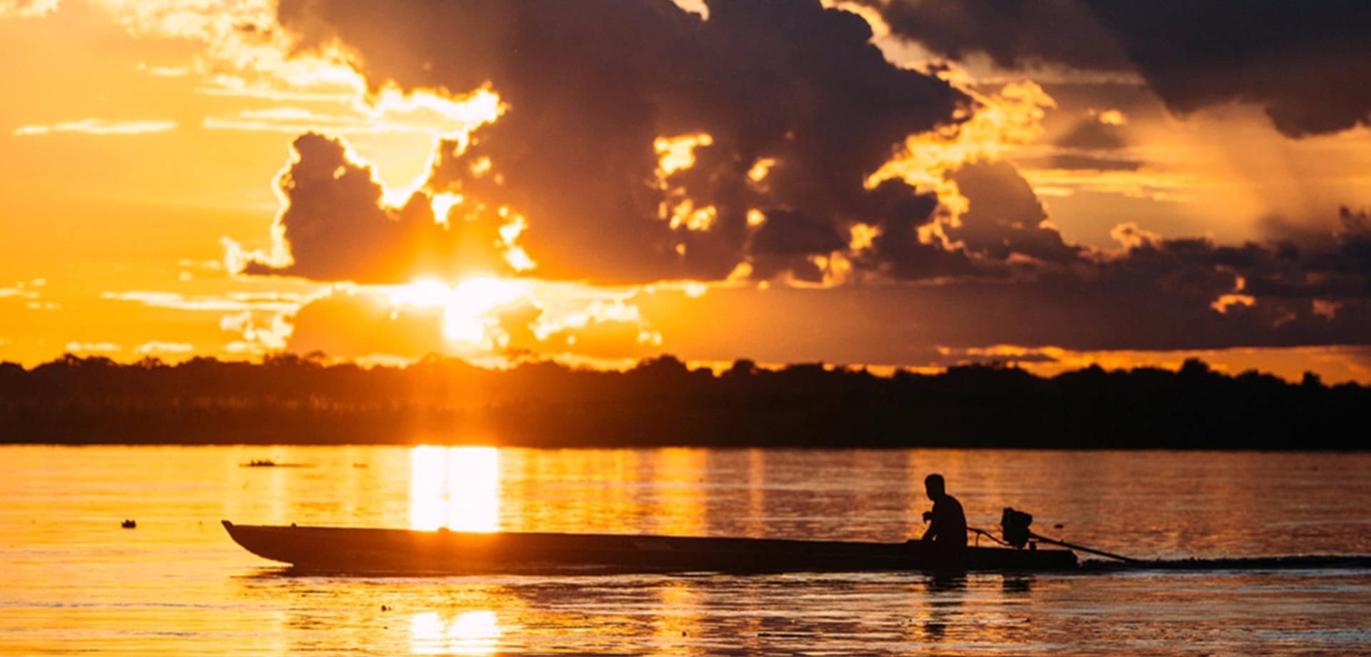 Aqua expeditions peru amazonia canoa