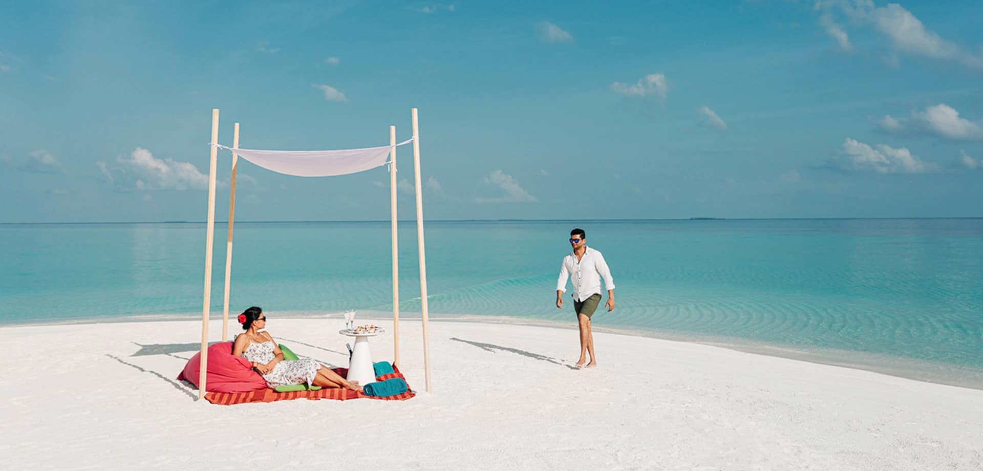casal na praia nova maldives