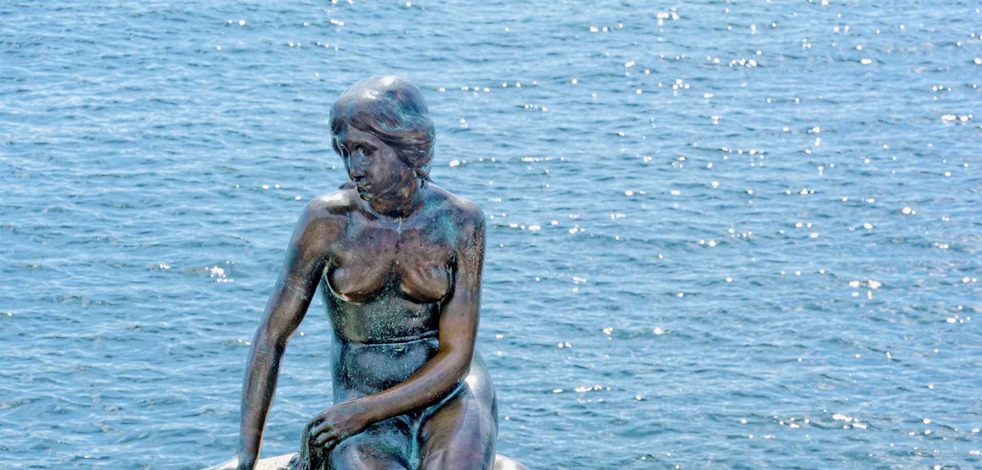 Dinamarca copenhagen estatua pequena sereia mar