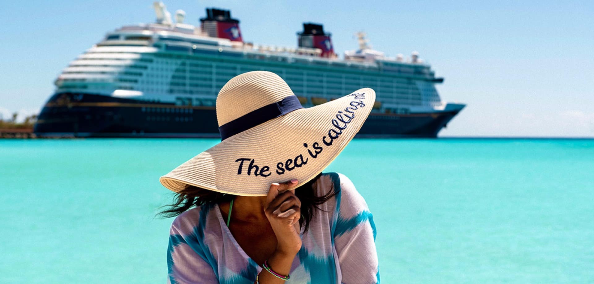 Disney cruise line disney castaway cay bahamas mulher de chapeu na praia