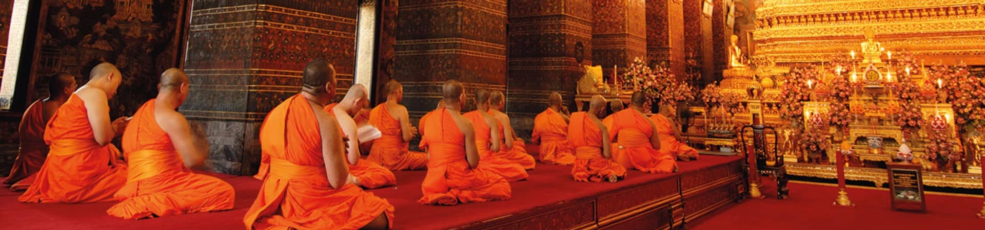 Monges wat pho temple bangkok
