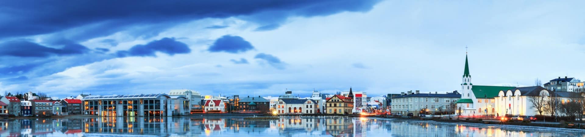 Panorâmica paisagem urbana Lago Tjornin, Reykjavik, Islândia