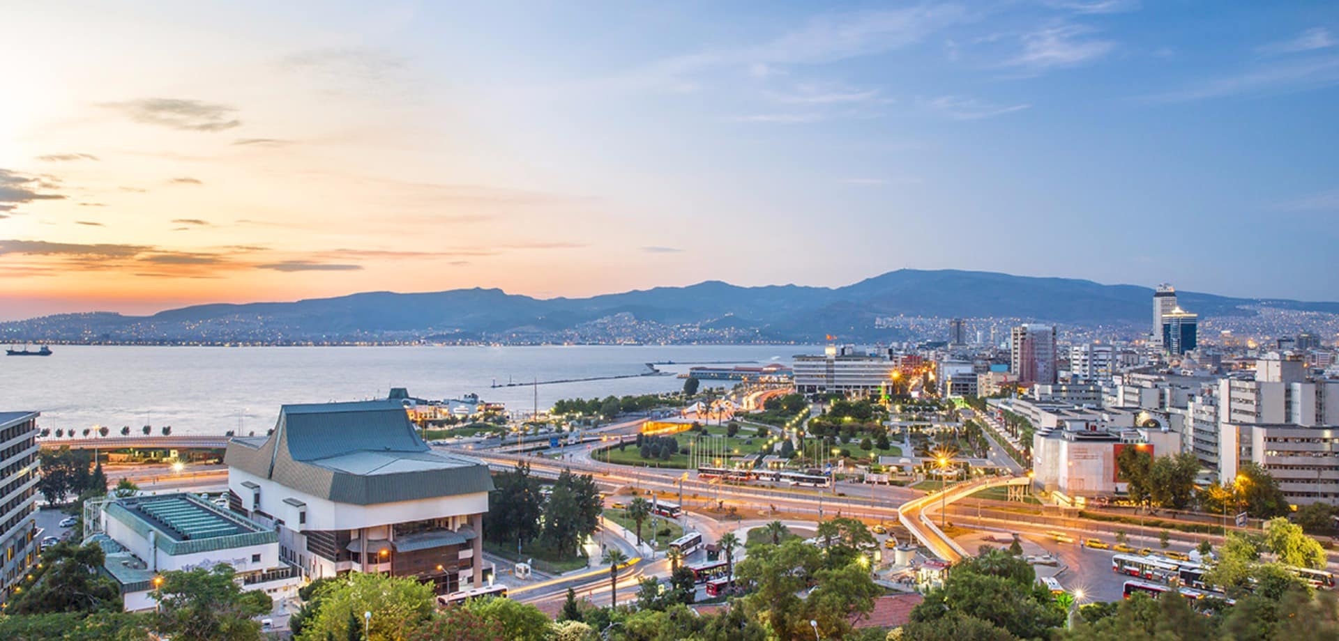 Vista da praça Konak - Izmir, Turquia.