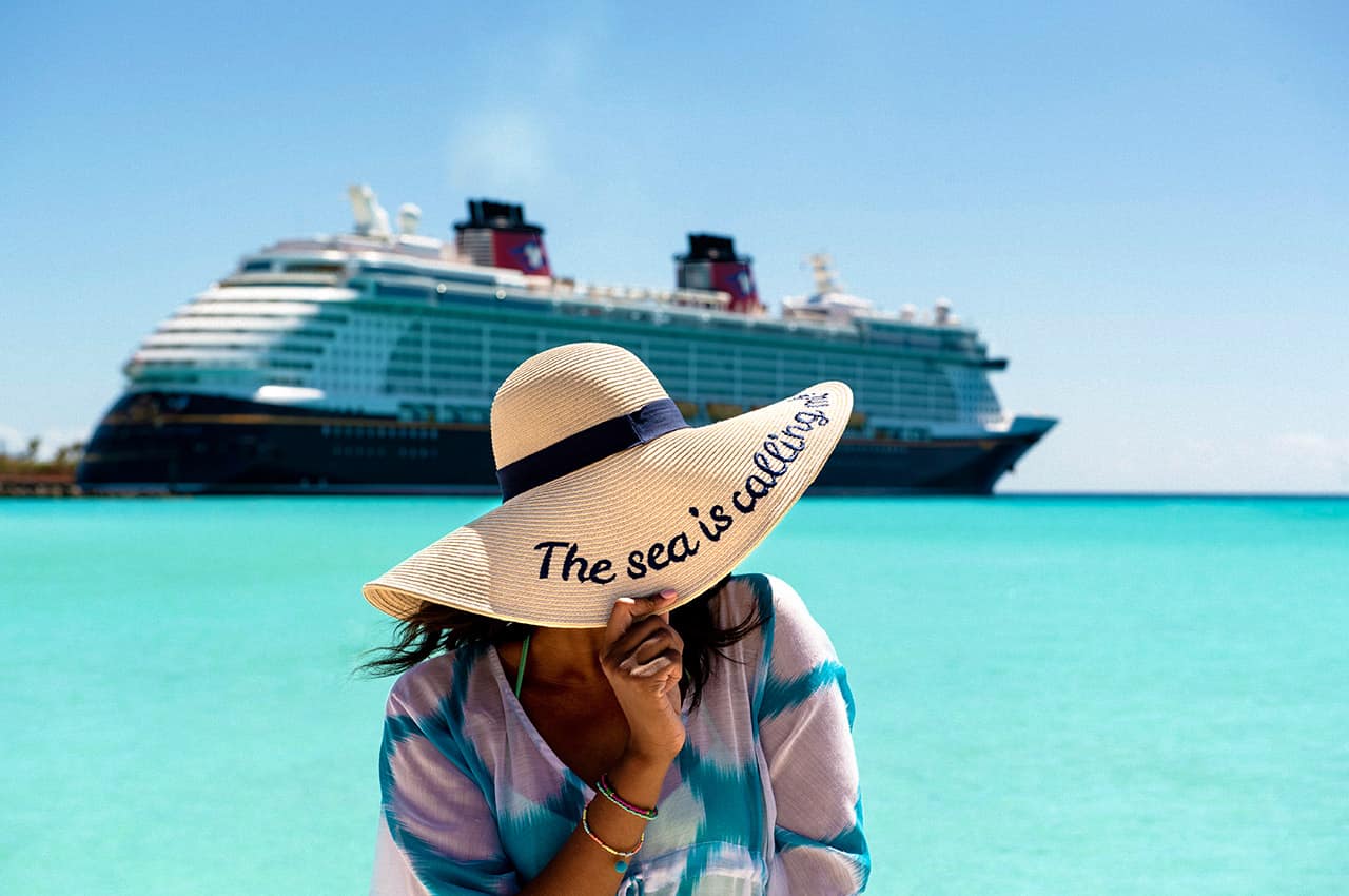 Disney cruise line disney castaway cay bahamas mulher de chapeu na praia