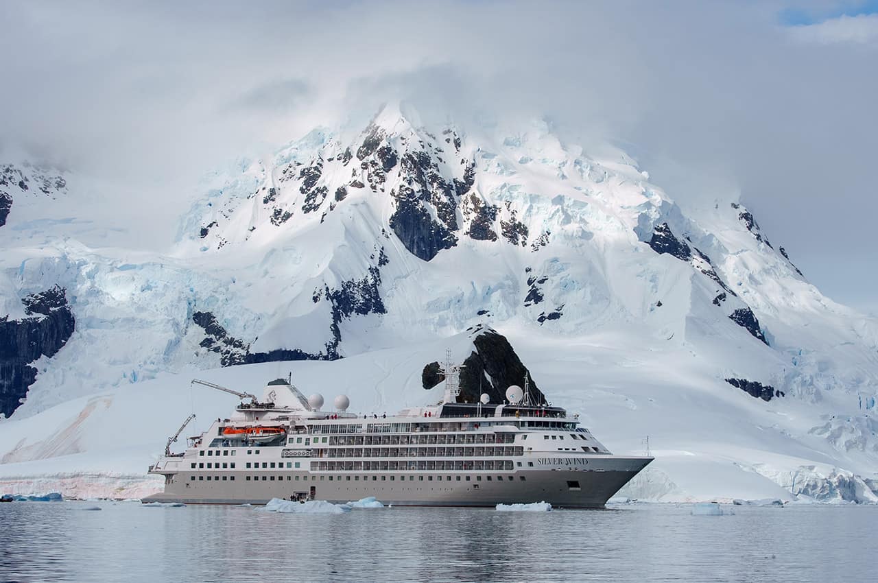 Silversea silver wind antartica ancorado