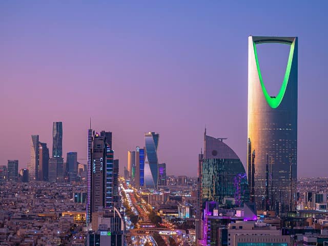 Arabia saudita vista de riade por do sol shutterstock