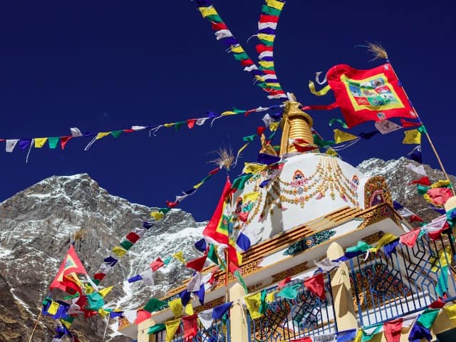 Bandeiras com orações Templo do Sol Himalaia