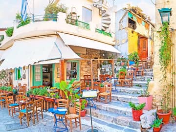 Café pelas ruas de Plaka - Atenas, Grécia.