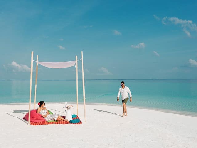 casal na praia nova maldives