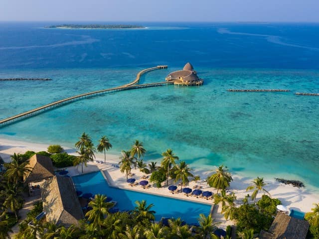 Emerald faarufushi resort piscina e jetty chegada