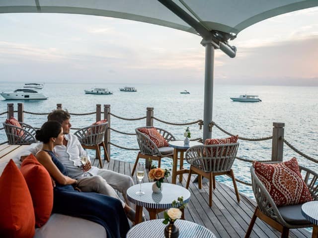 Intercontinental maldives casal no sunset bar