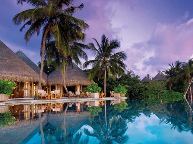 Milaidhoo island water pool piscina