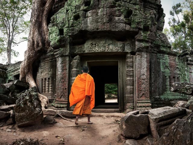 Monge entrando Templo Angkor Wat Camboja