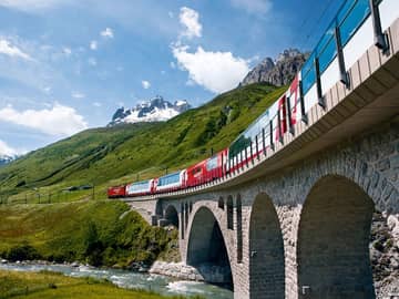 Viagem de Trem pelas Montanhas da Suíça