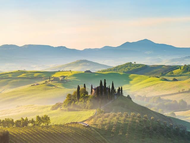 Shutterstock italia toscana paisagem com neblina