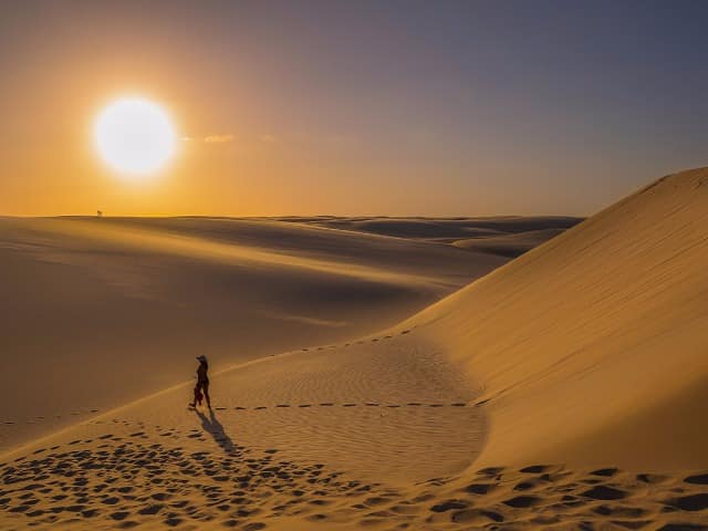 Shutterstock maranhao lencois maranhenses barreirinhas mulher por do sol
