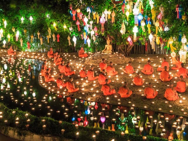 Tailandia chiang mai monges rezando para buda