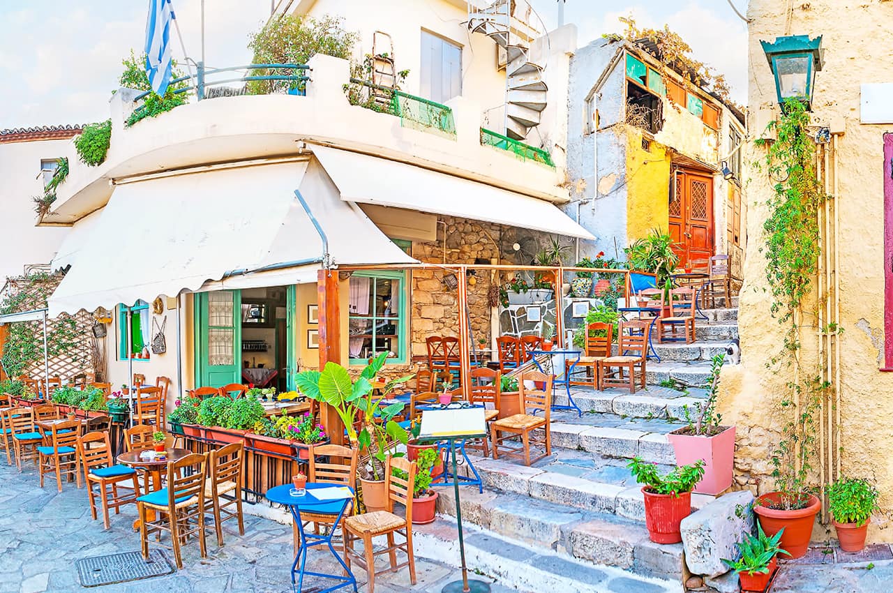 Café pelas ruas de Plaka - Atenas, Grécia.