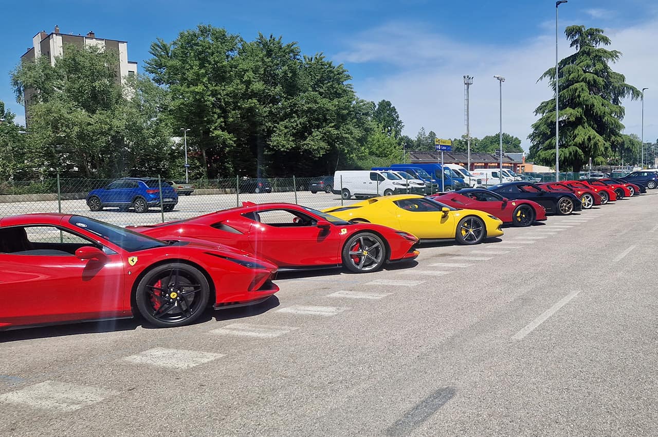 Italia toscana castel monastero ferrari fila de carros