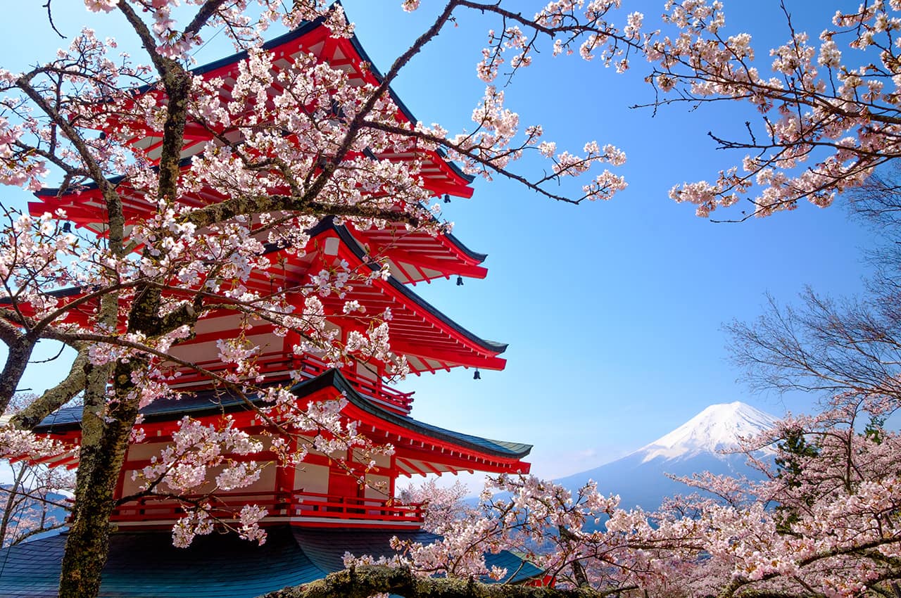 Mt Fuji com pagode vermelho, Fujiyoshida, Japão