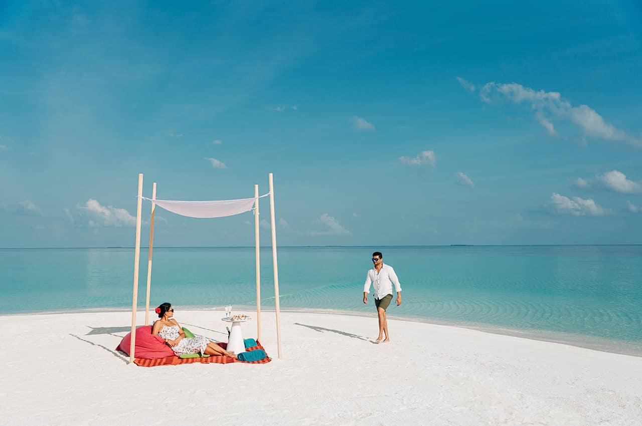 casal na praia nova maldives