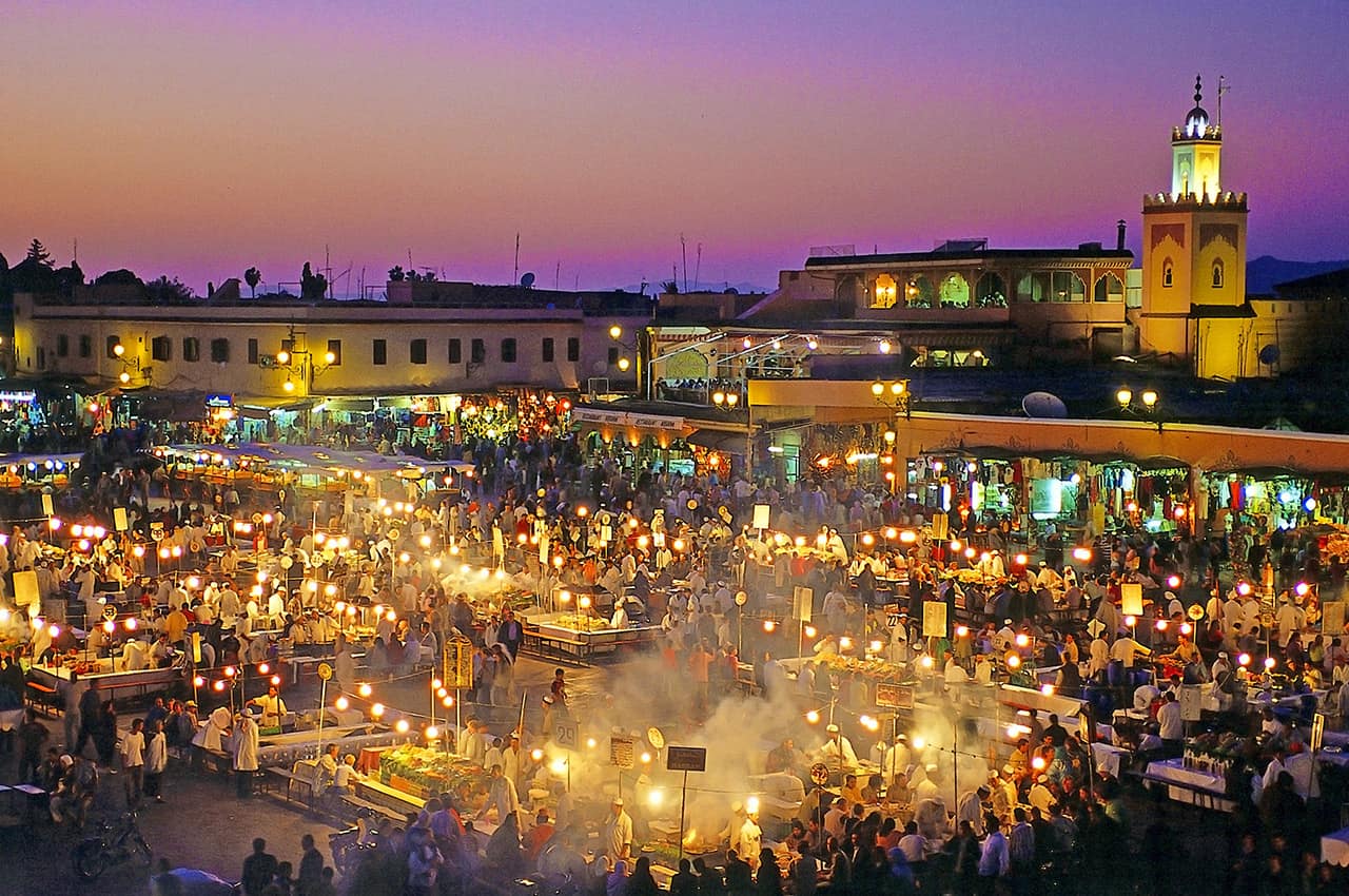 Vista noturna do mercado de Marrakech.