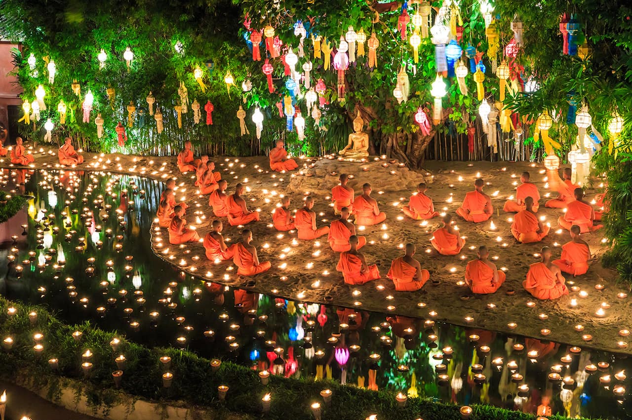 Tailandia chiang mai monges rezando para buda