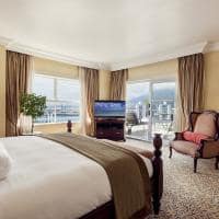 the table bay lion head suite quarto