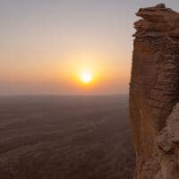 Arabia saudita escarpamento edge of the world riade shutterstock