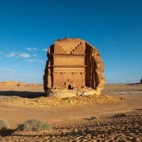 Arabia saudita hegra tomb madain salih alula shutterstock