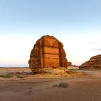 Arabia saudita tumbas no deserto de alula shutterstock