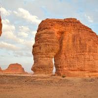 Arabia saudita vista elephant rock alula shutterstock