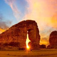 Formacao geologica de afloramento de elefante ao por do sol perto de al ula arabia