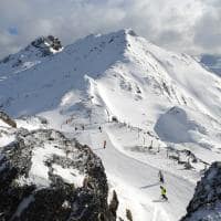Los cauquenes pessoas esquiando