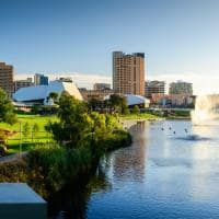 Rio cortando cidade Adelaide, Austrália