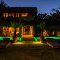 Hayo pe na areia bahia caraiva fachada noite