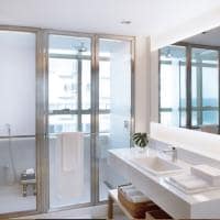 Janeiro hotel banheiro com vista para o mar