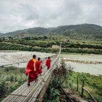 Monges atravessando ponte Butão