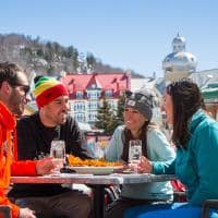 Canada tremblant casais bebendo