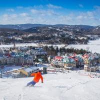 Canada tremblant esquiador e cidade