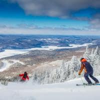 Canada tremblant esquiadores arvores brancas