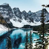 Panorama do lago moraine no inverno com gua congelada e montanhas cobertas de neve banff national pa