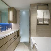 Quark expedition ultramarine penthouse suite banheiro