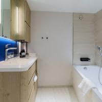 Quark expedition ultramarine terrace suite banheiro