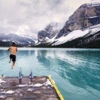 Salto no lago maligne 