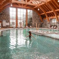 Chile termas de puyehue mulher na piscina